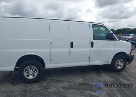 2018 Chevrolet Express 2500 Work Van z USA, uszkodzony, nr VIN 1GCWGAFP1J1189186